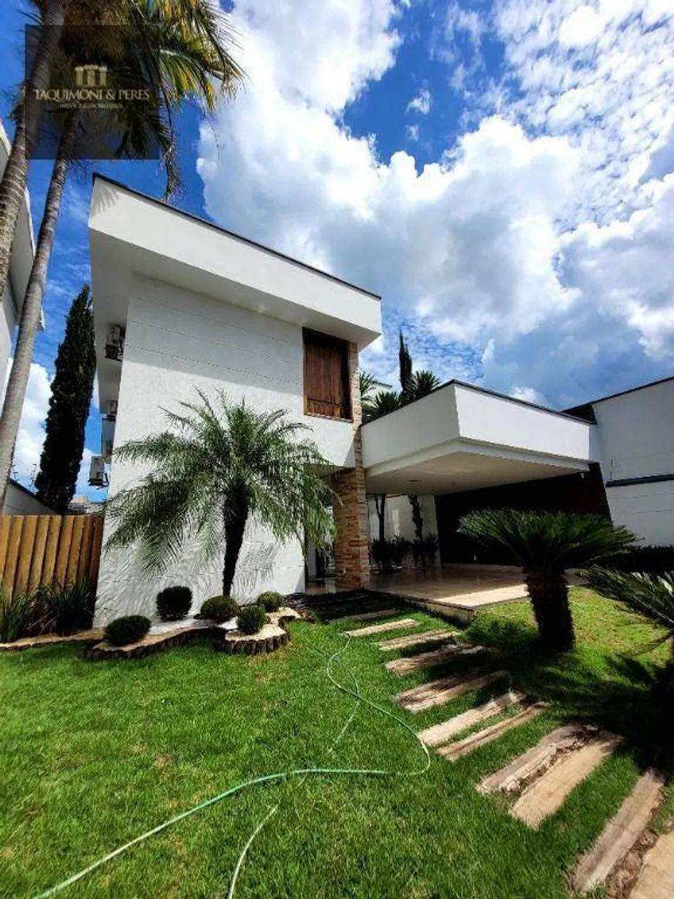 Sobrado a venda em Inhumas com 4 quartos e piscina aquecida!