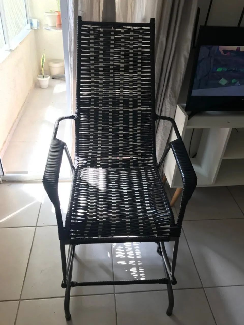 CADEIRA DE BALANÇO PRETO E BRANCO - Foto 2