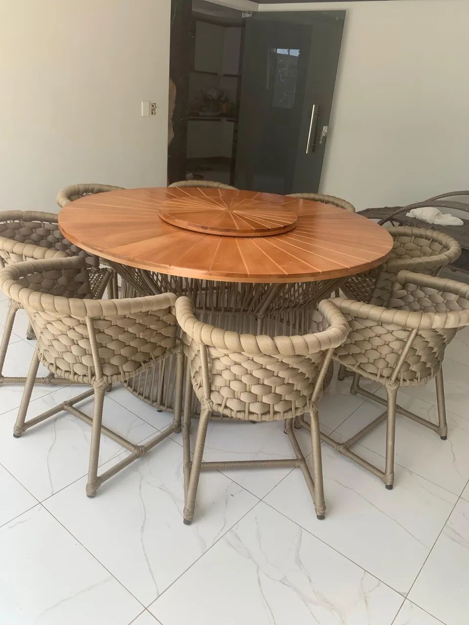 Mesa com cadeiras no tricô Náutico, tampo giratório 