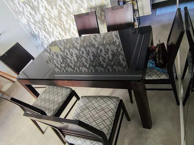 Mesa de jantar com  06 cadeiras