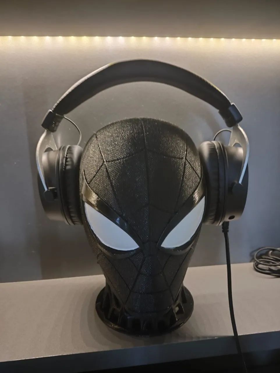 Suporte para headset estilo homem aranha preto branco - Foto 3