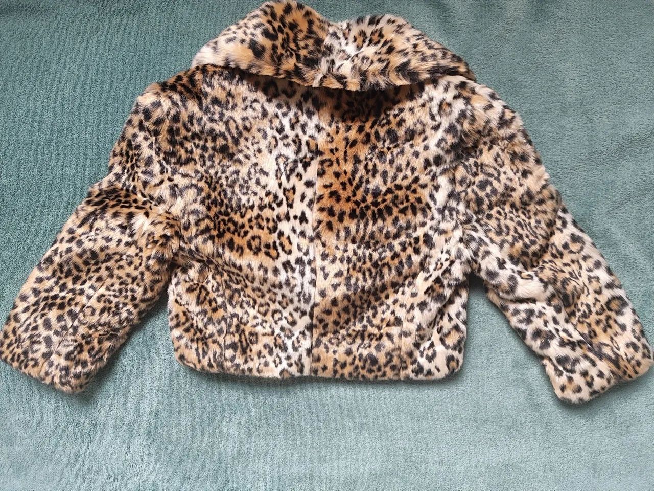 Casaco cropped de pelúcia animal print - Foto 2