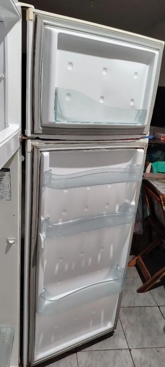 GELADEIRA DUPLEX COM DEFEITO PRA VENDER LOGO!!! - Foto 3