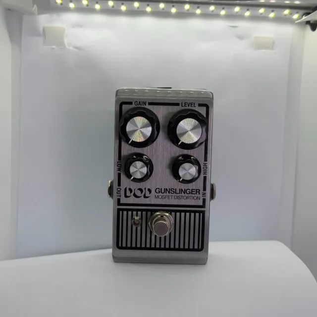 pedal Dod gunslinger ,Marshall in a box" , que simula válvula. 