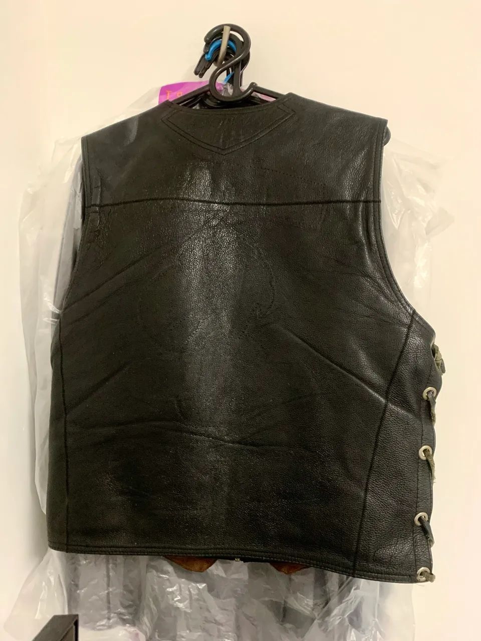 VENDO COLETE EM COURO PURO COM PATCHS E PINS ORIGINAIS HARLEY DAVIDSON  - Foto 4