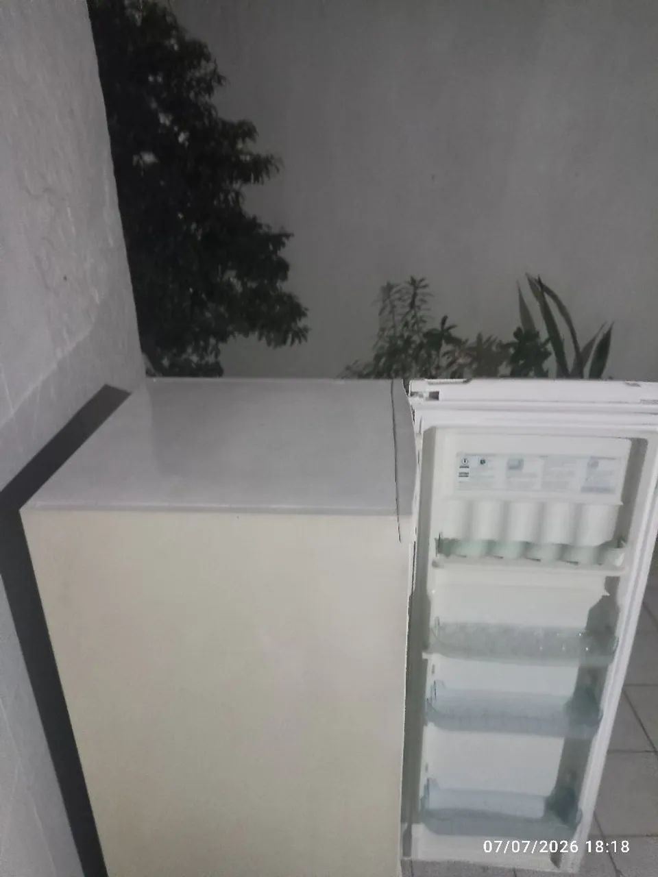 Geladeira Pintada Funcionando Normal  - muito econômica  - Foto 4
