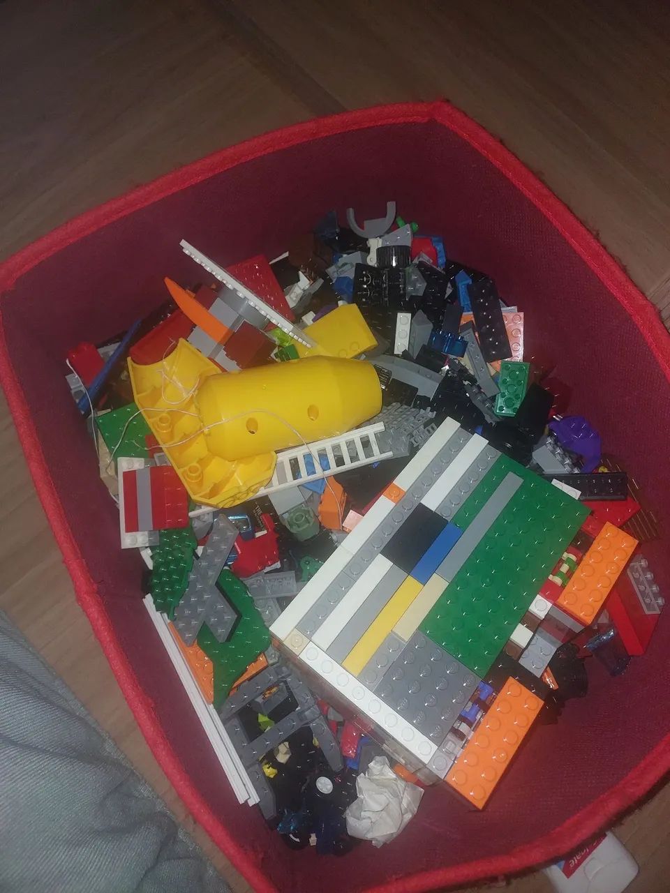 Caixa com muitos legos 