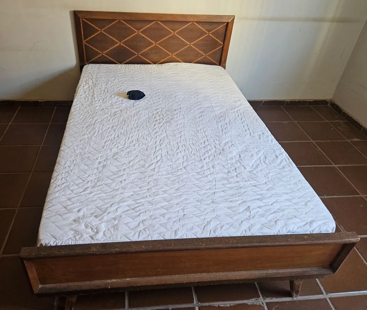 Guarda Roupa de Madeira Maciça, mais Cama de Casal - Foto 3