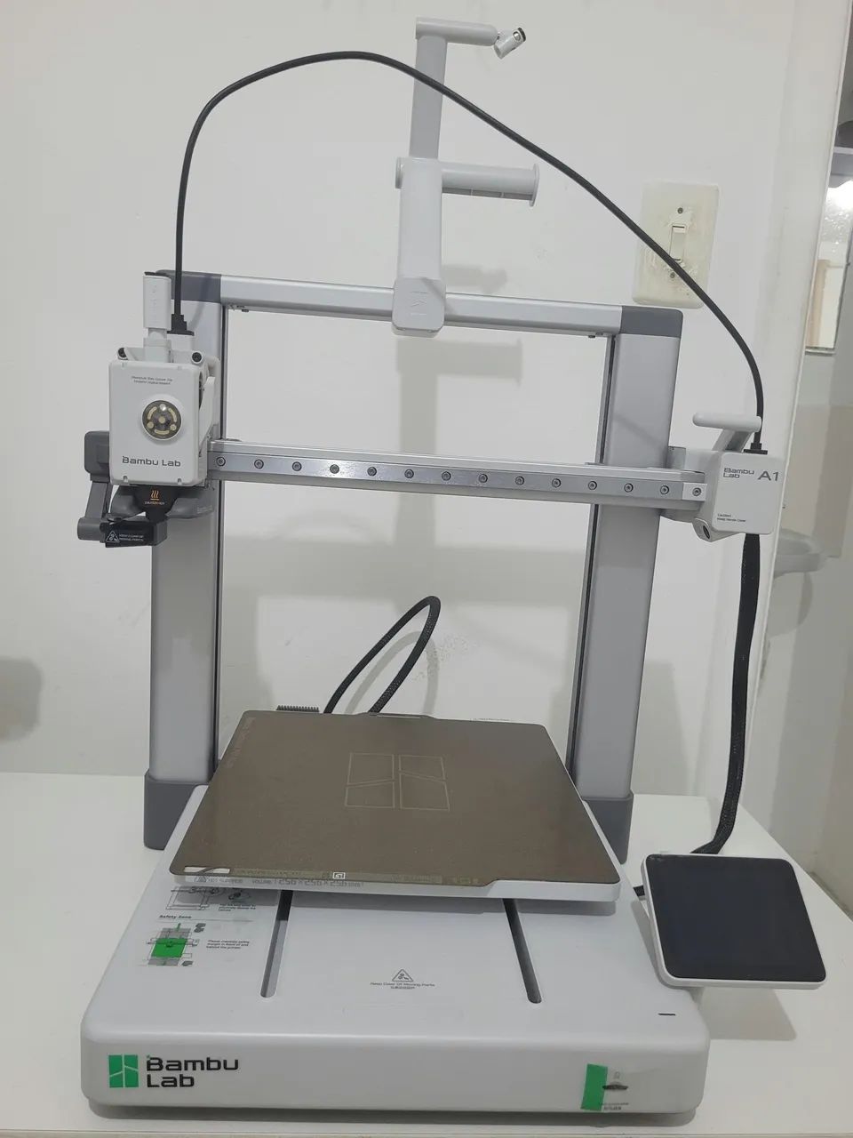 Máquina 3D Bambu A1 Combo AMS Lite com alguns filamentos 