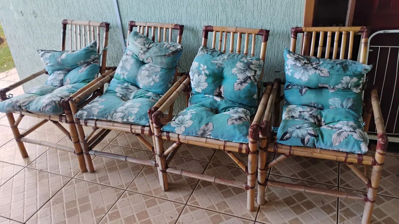 Cadeiras de bambu com almofadas.