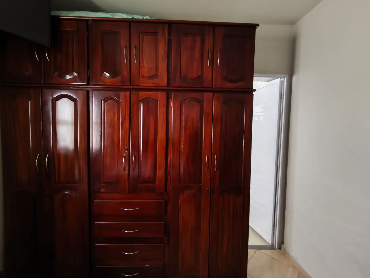 Guarda roupas de madeira  - Foto 2