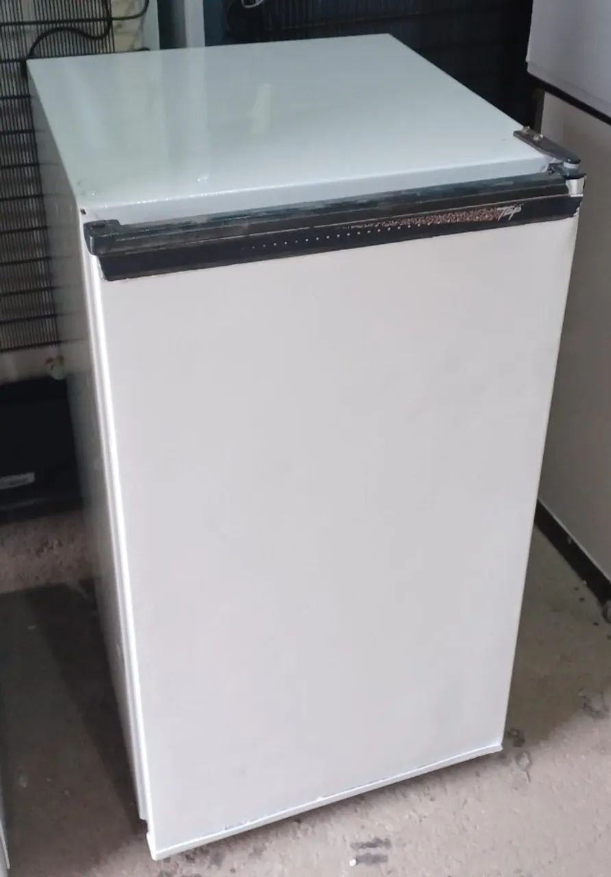 Frigobar branco, em ótimo estado.