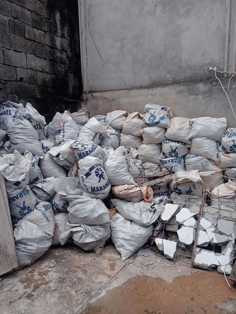 Entulho de construção para aterrar terreno.  