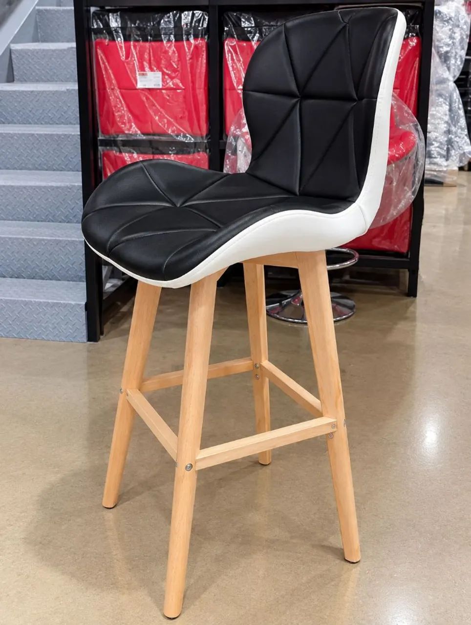 Banqueta Estofada Preta com Branco e Base de Madeira 