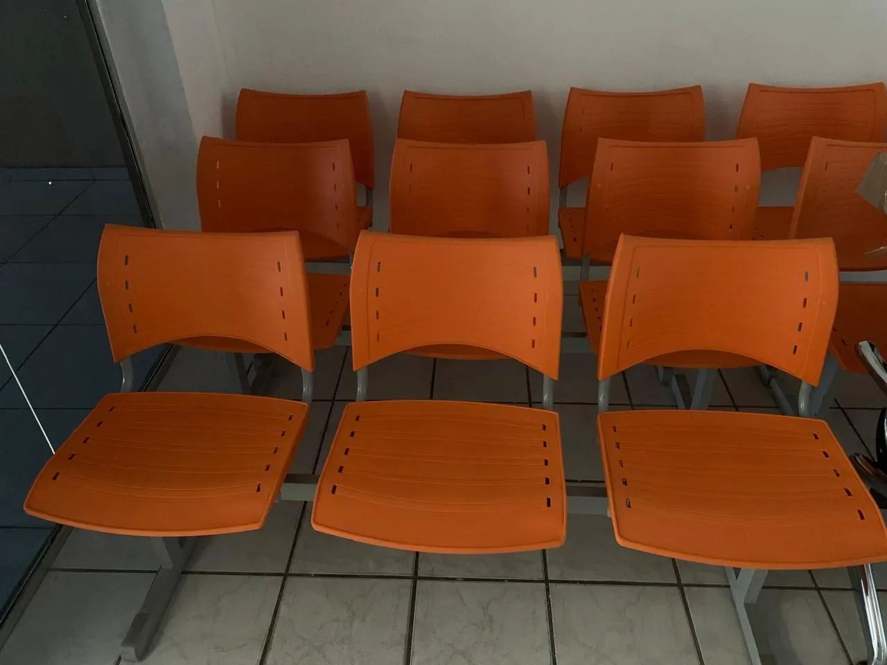 Conjunto com 5 longarinas de 3 cadeiras cada - Foto 2
