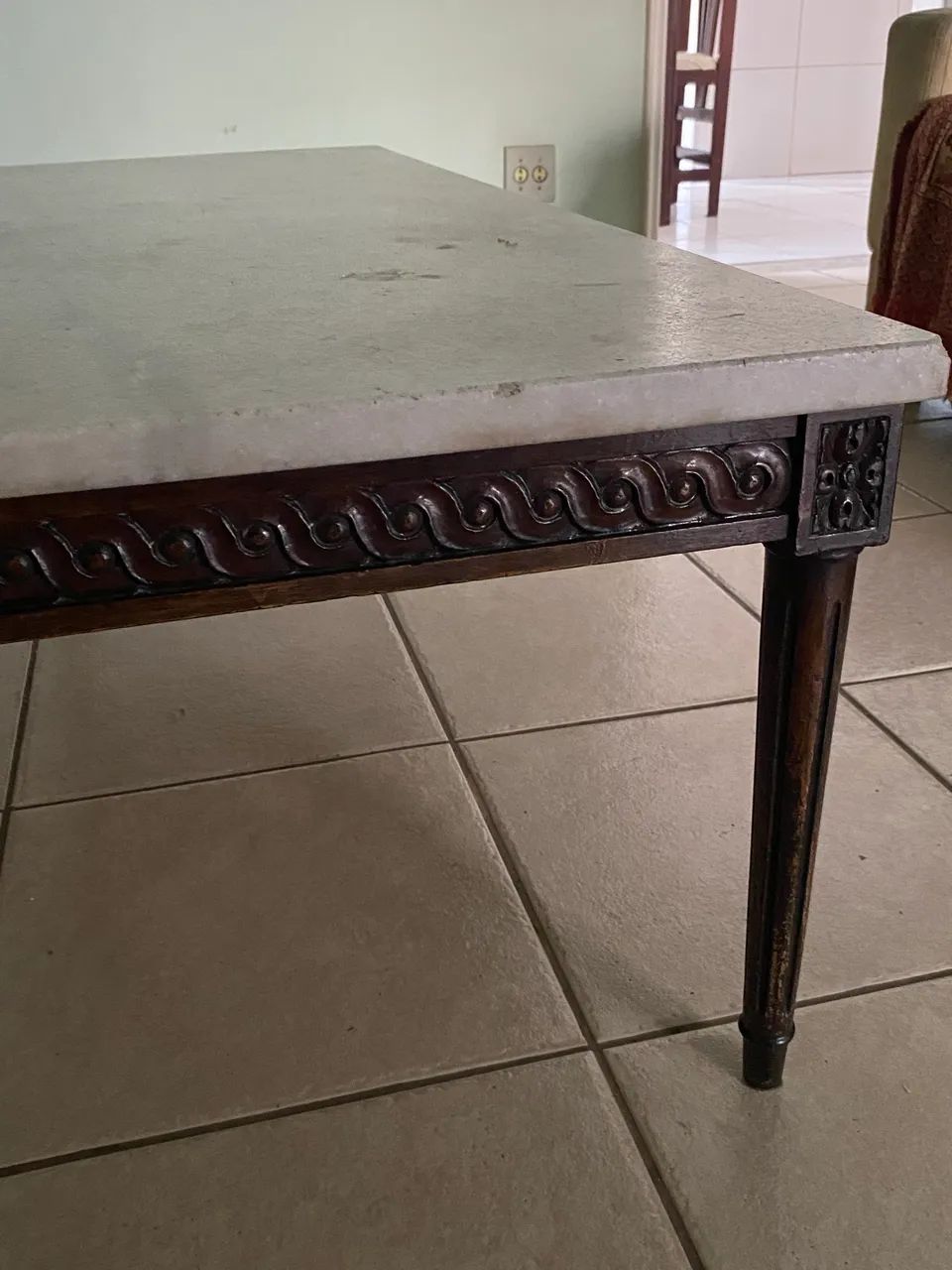 Mesa de centro em madeira trabalhada e tampo de mármore  - Foto 2