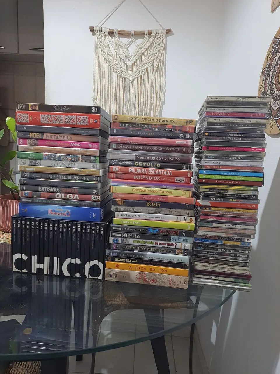 Grande acervo de MPB e cinema - cerca de 100 CDs, DVDs, boxes e VHS