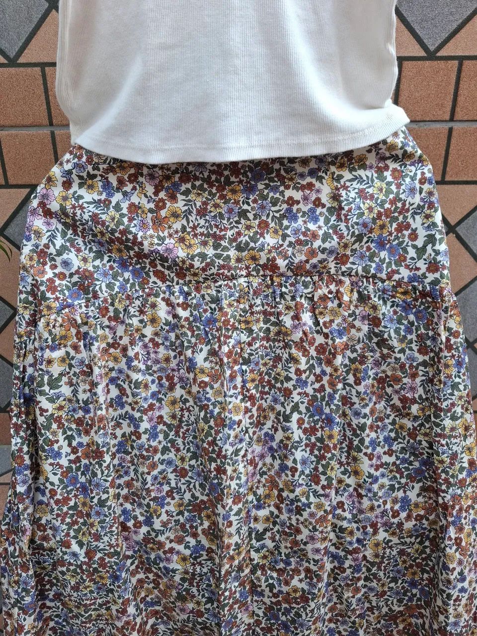 Conjunto saia longa floral e top branco - Foto 2