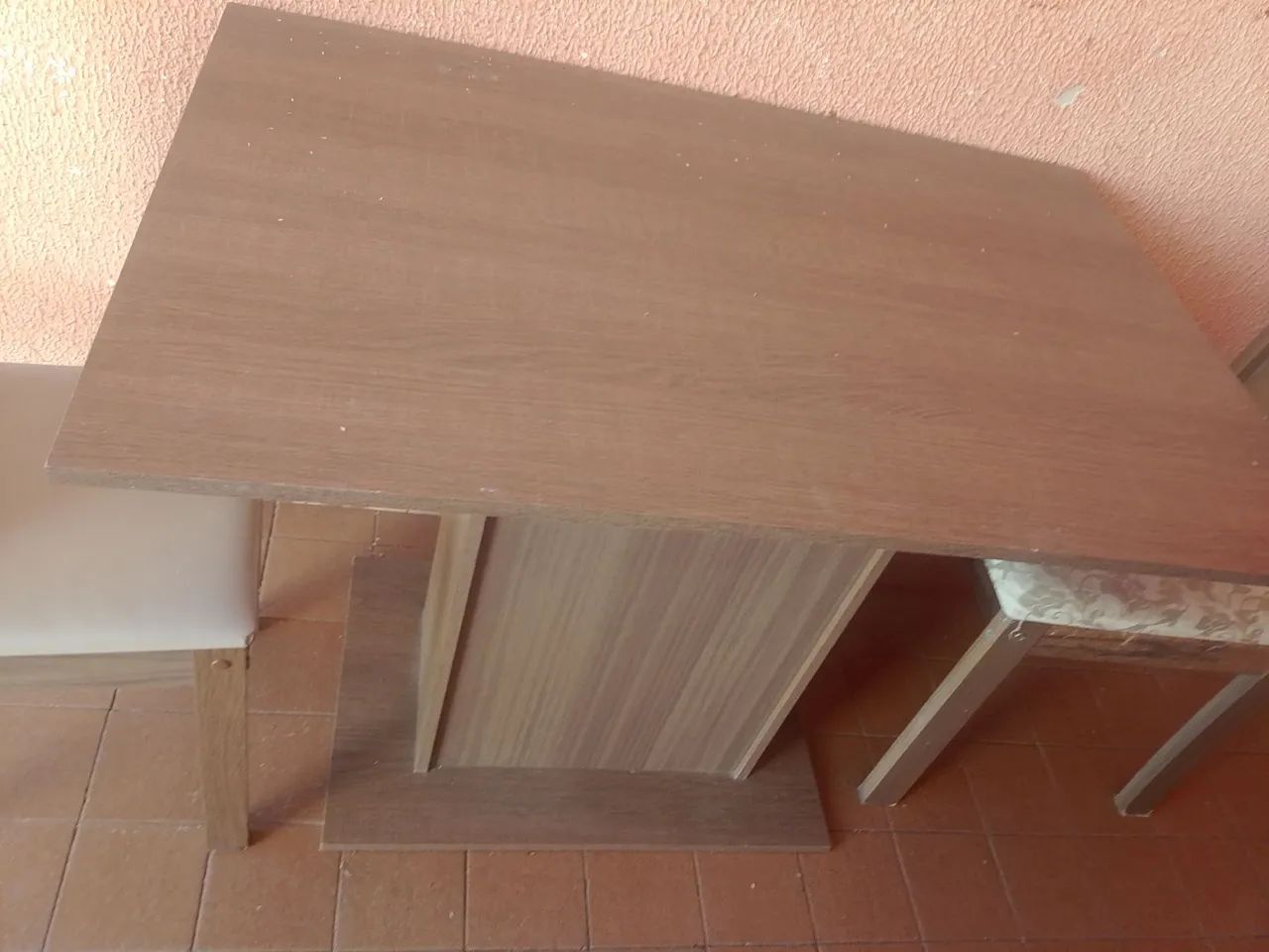 Mesa com 2 cadeiras 