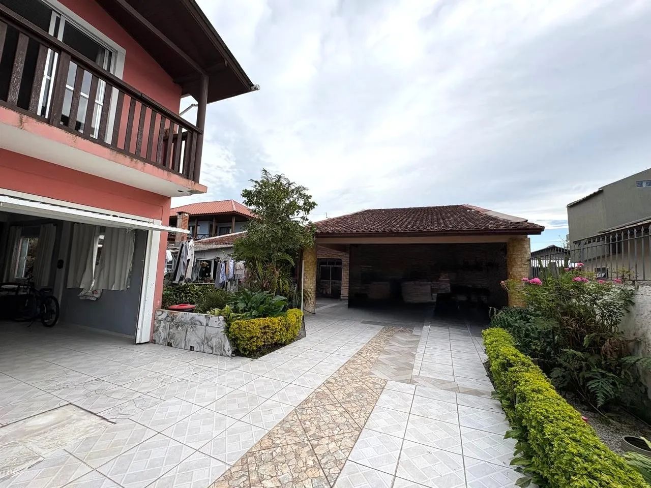 DUAS CASAS INDEPENDENTES E MUITO ESPAÇO