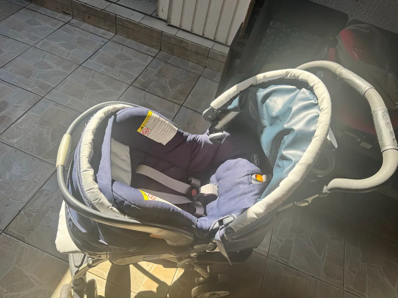 Carrinho de bebê com bebê conforto - Chicco - Foto 3