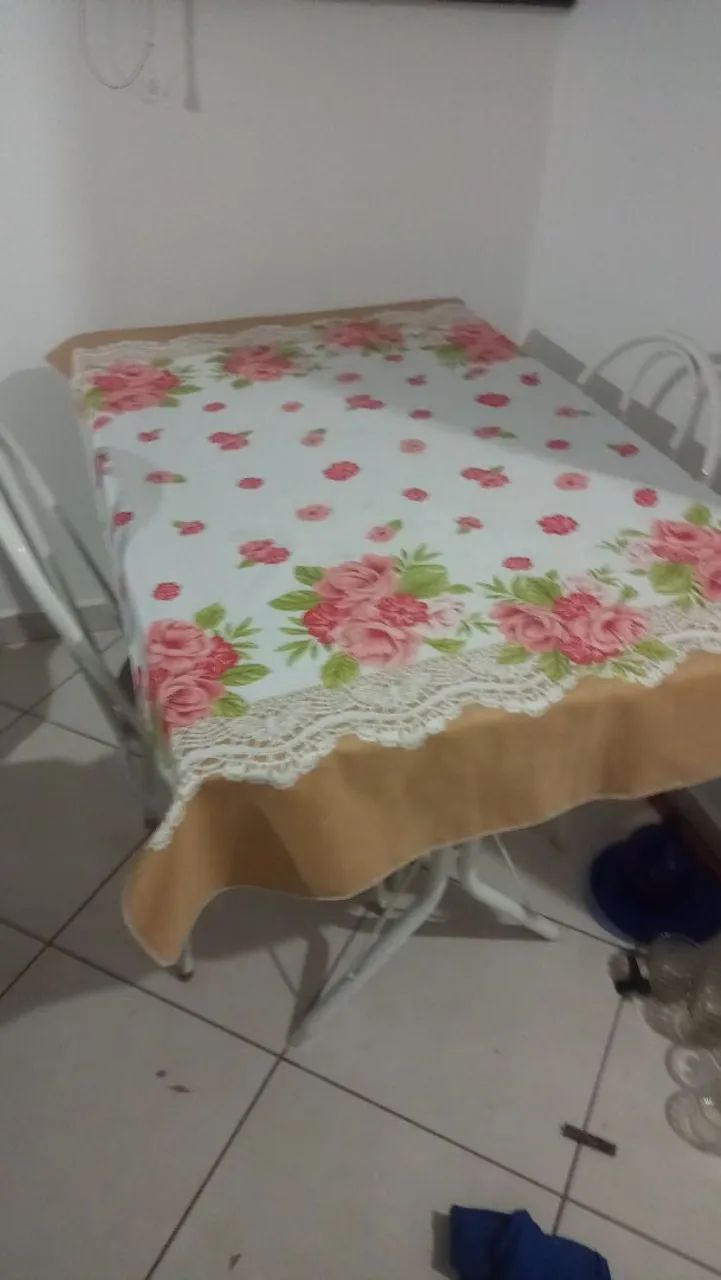 Mesa com duas cadeiras 