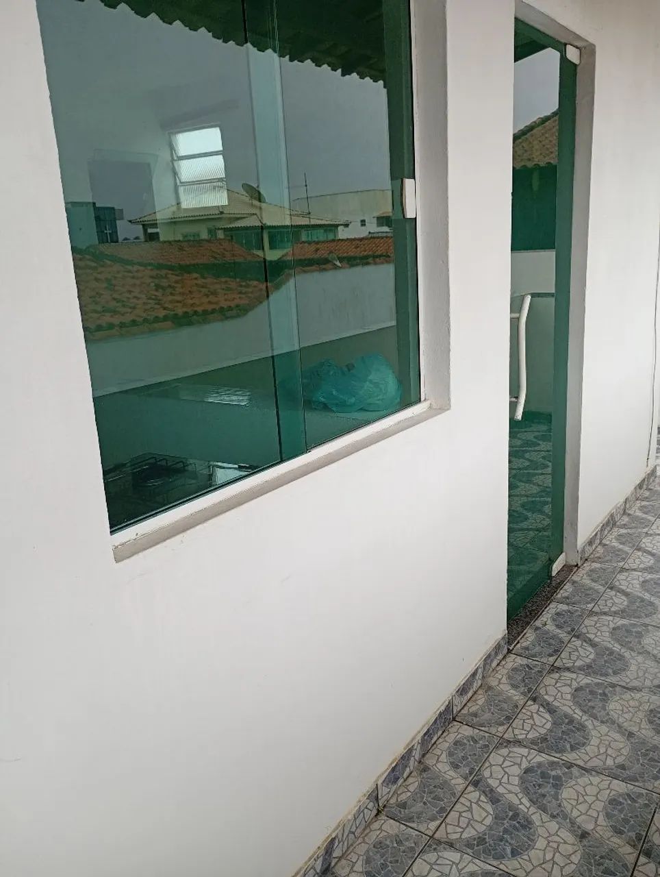 SALA /QUARTO C/ GARAGEM.