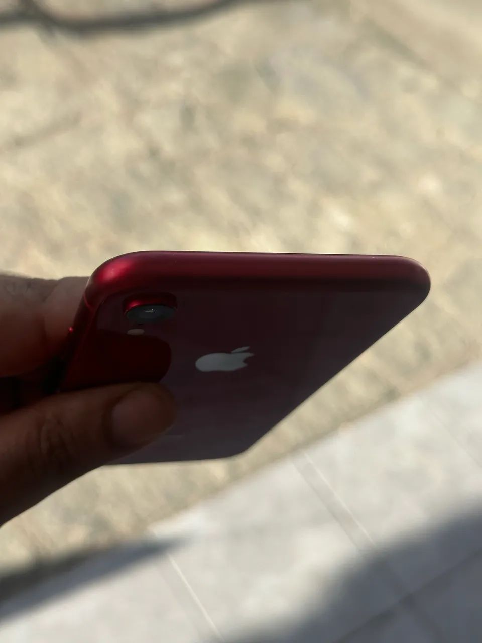 iPhone XR red todo perfeito pra vender e trocar ! - Foto 4