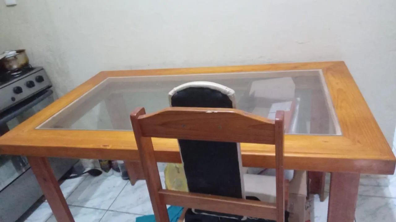 VENDO MESA COM 4 CADEIRAS SEMI NOVA - Foto 2