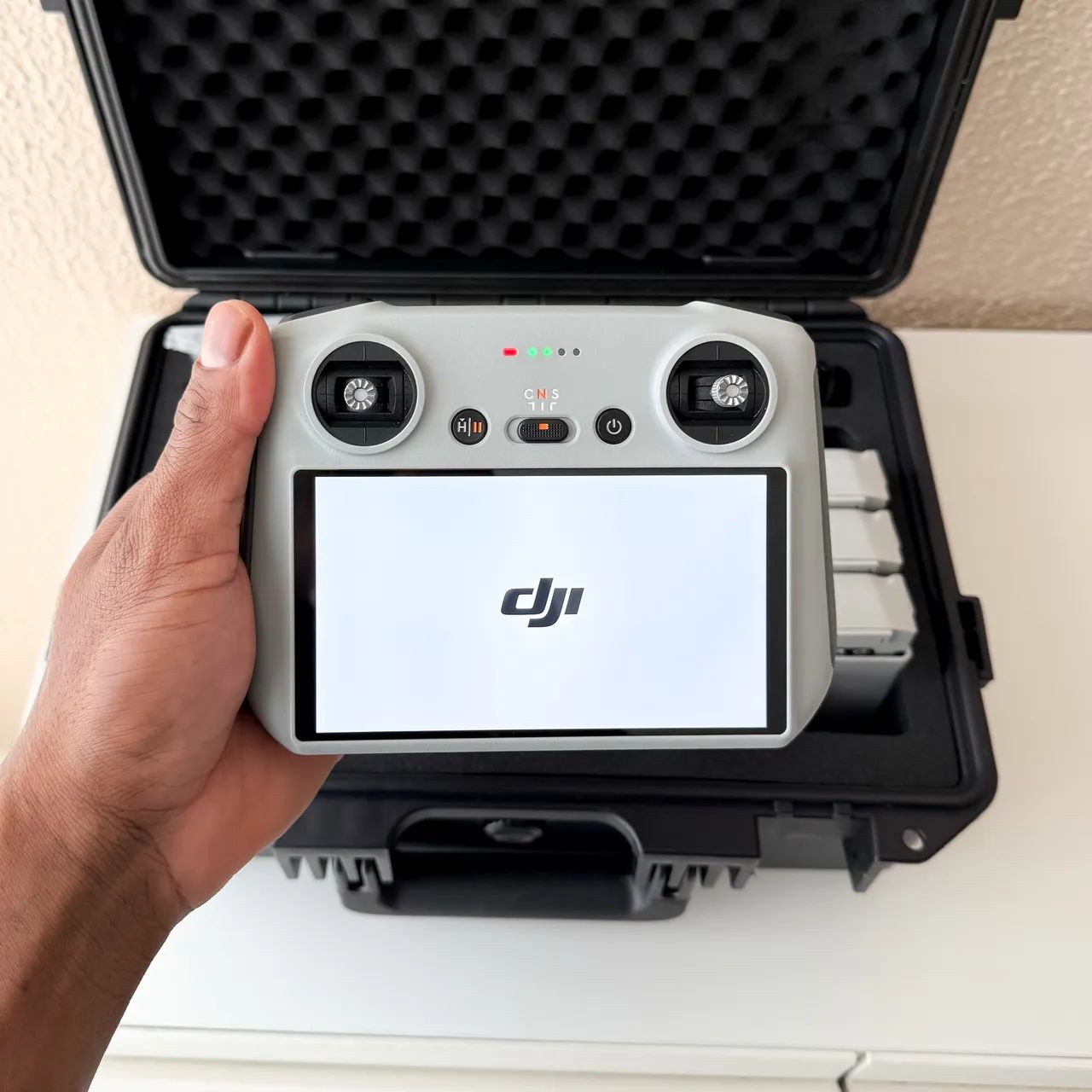DJI Mini 3 Completo - Controle com Tela e 3 Baterias + maleta rígida e cartão micro sd - Foto 5