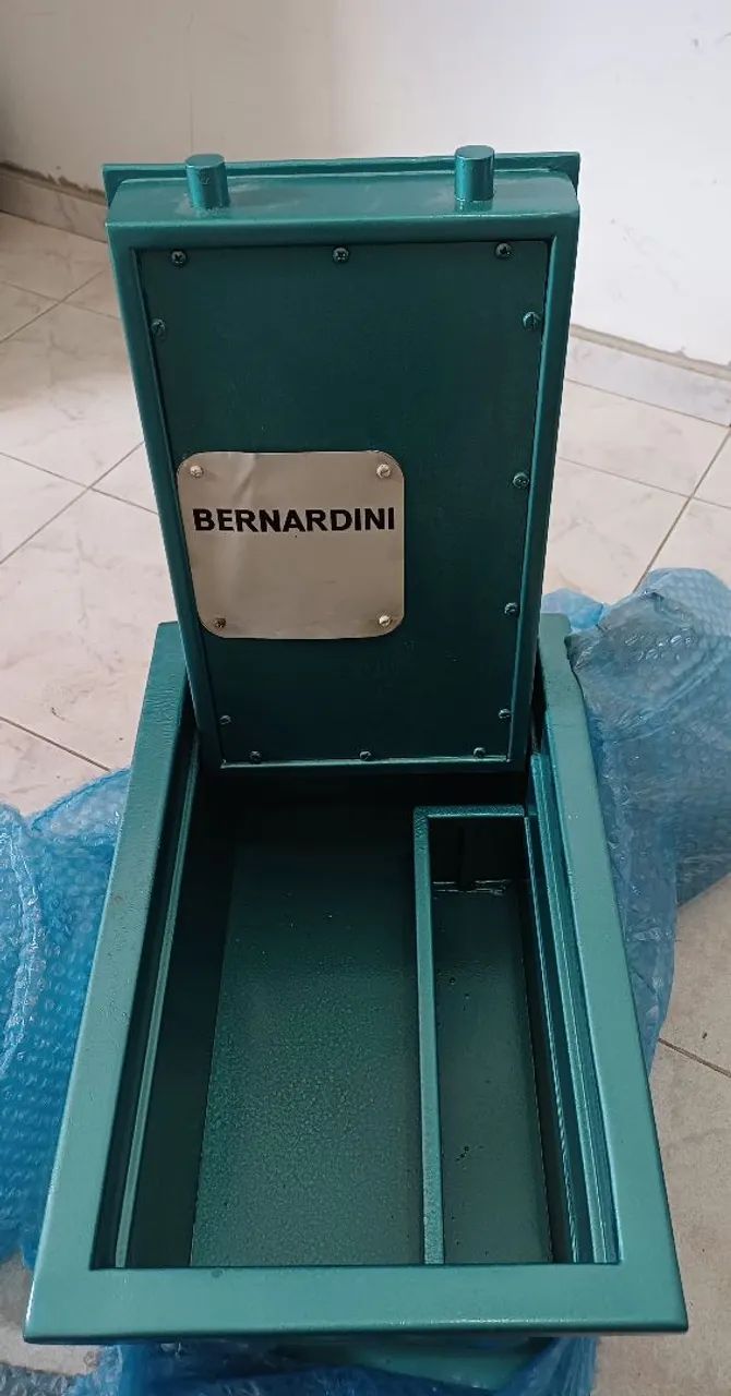 PEÇA PARA COLECIONADOR - COFRE *VINTAGE* DE ALTA SEGURANÇA DA MARCA BERNARDINI.
