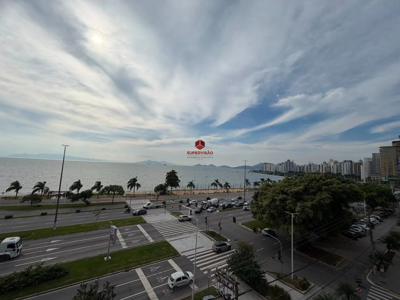 Apartamento com 3 suítes à venda, na Avenida Beira-Mar, em Florianópolis/SC.