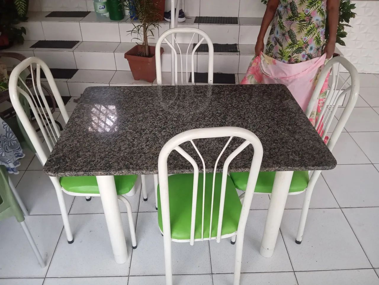 Mesa tubular com quatro cadeiras em perfeito estado !