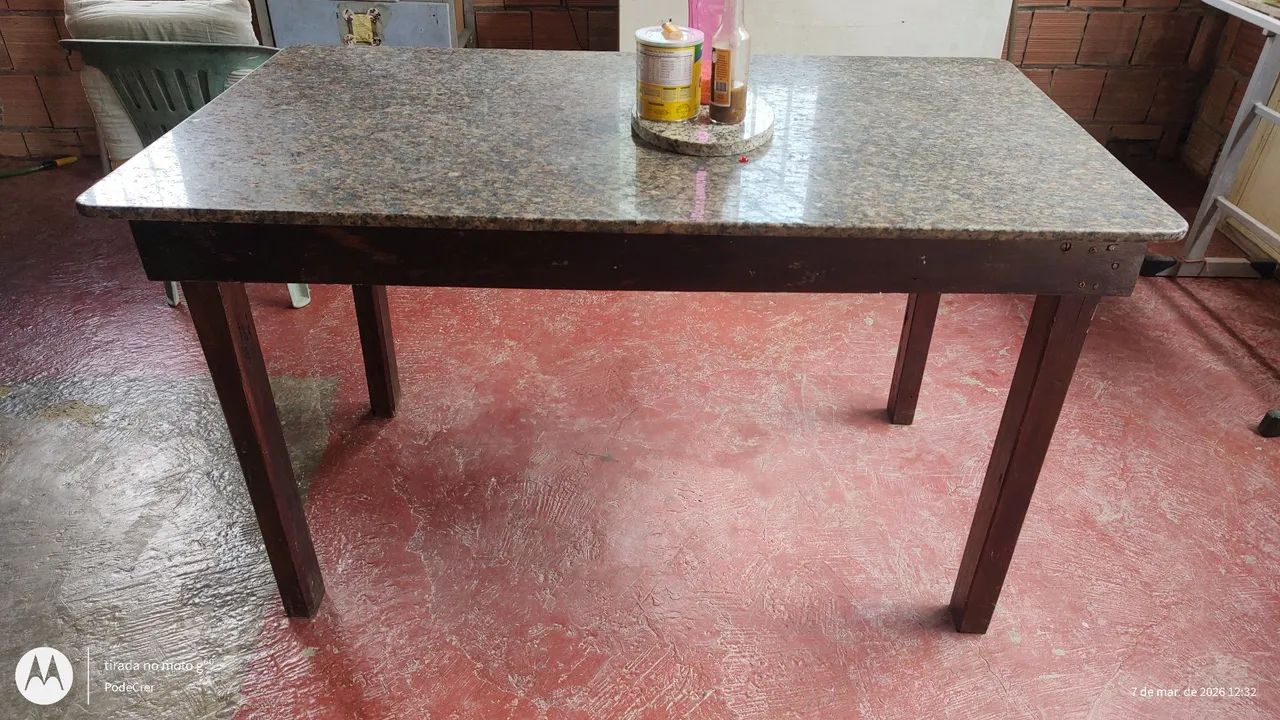 Mesa de marmore e madeira ,1,40 x 80