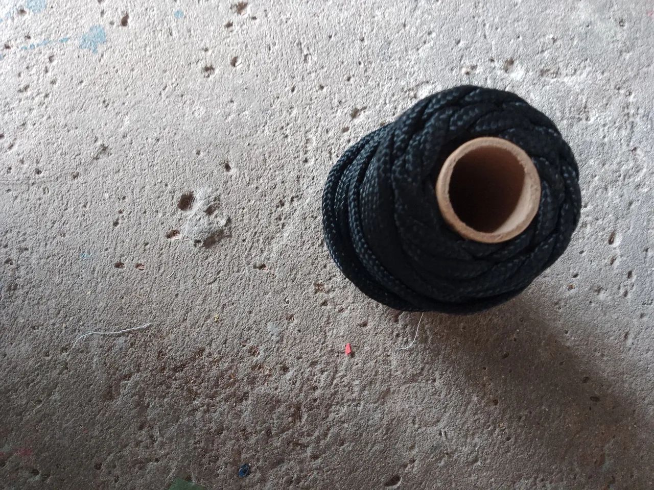 Vendo rolo de corda preta