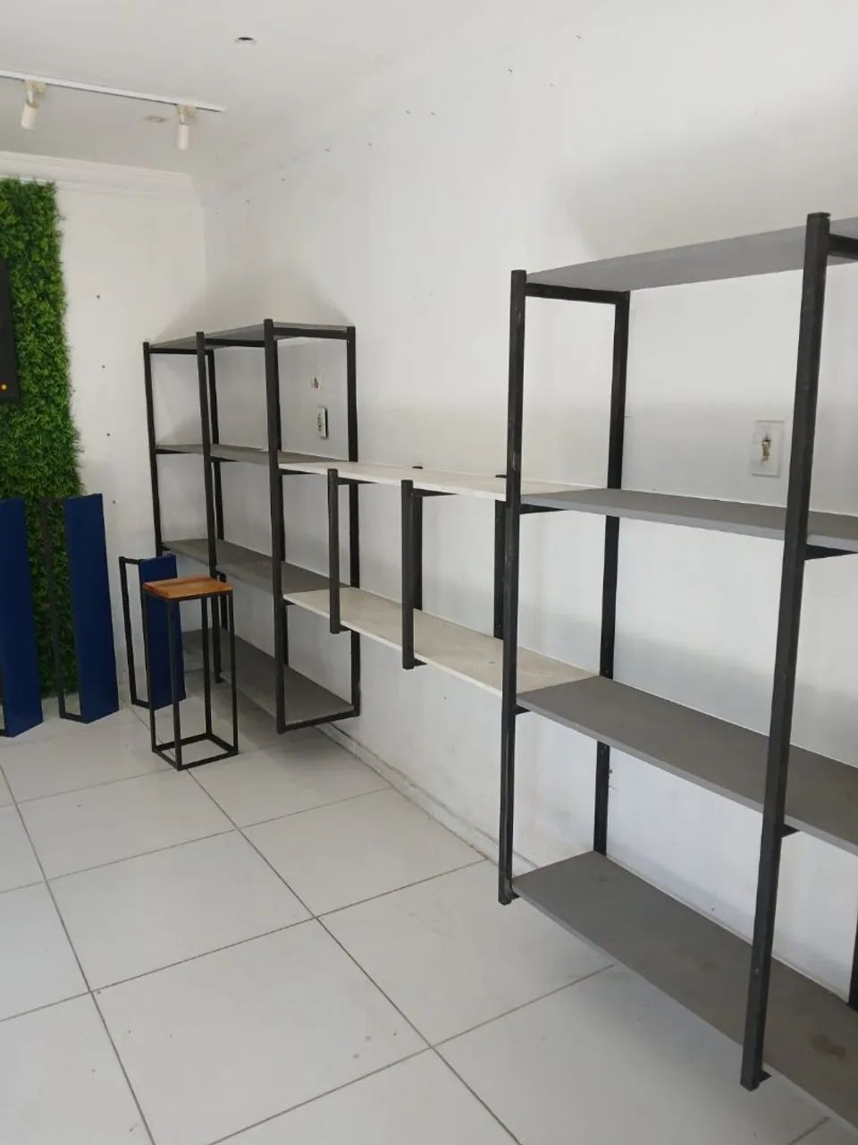 Prateleiras e mesa pra escritório 
