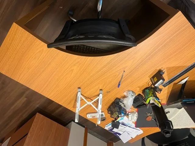 Cadeiras de escritorio e mesa de posto de trabalho