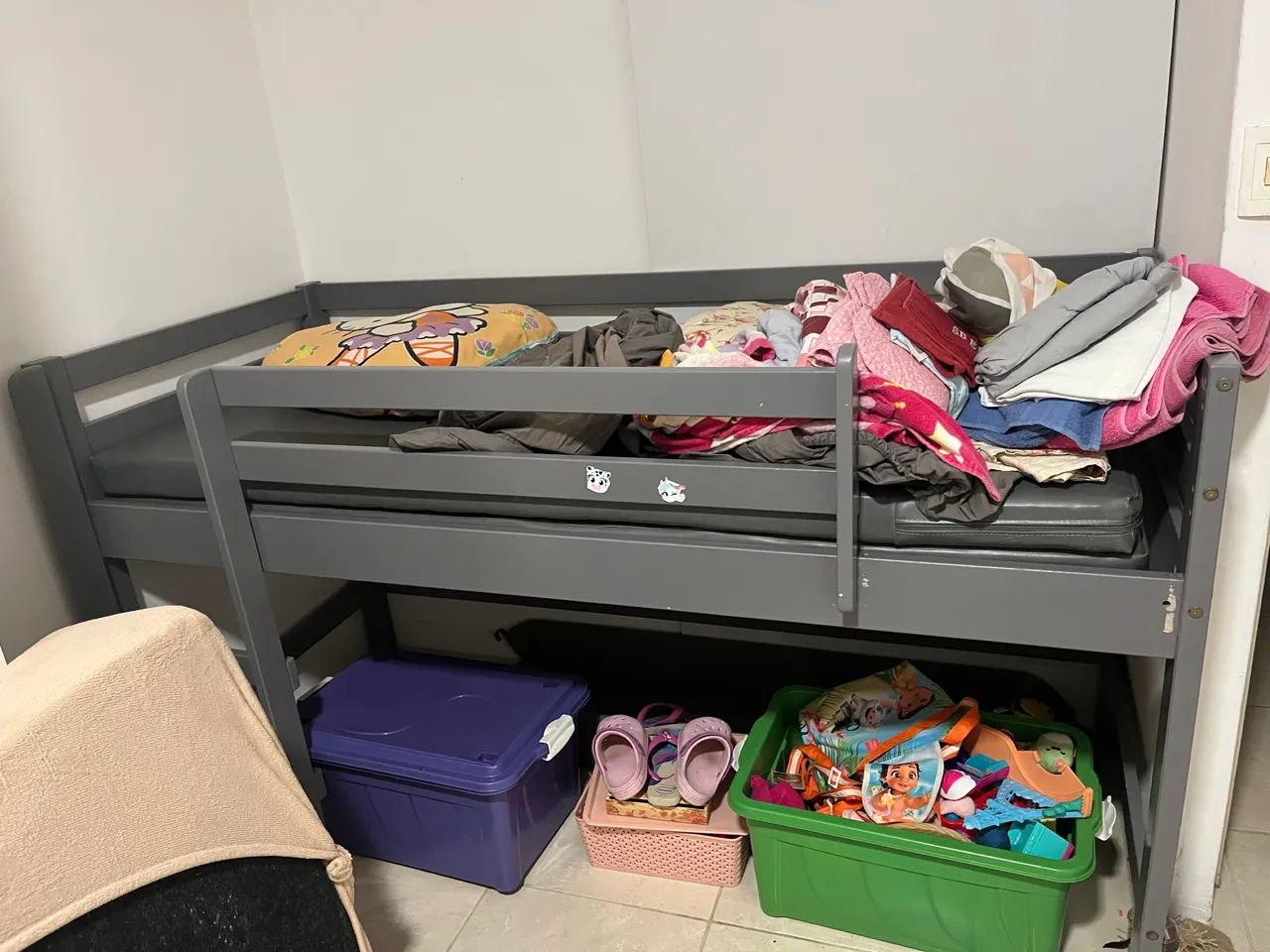 Cama com escorrego 