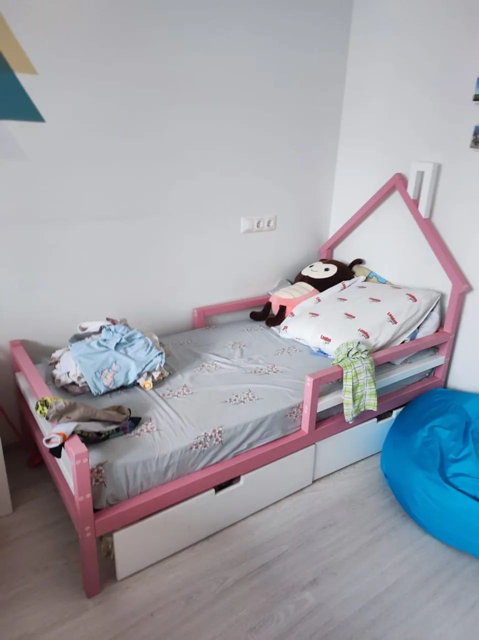 Cama Infantil de madeira com matress, e prateleiras