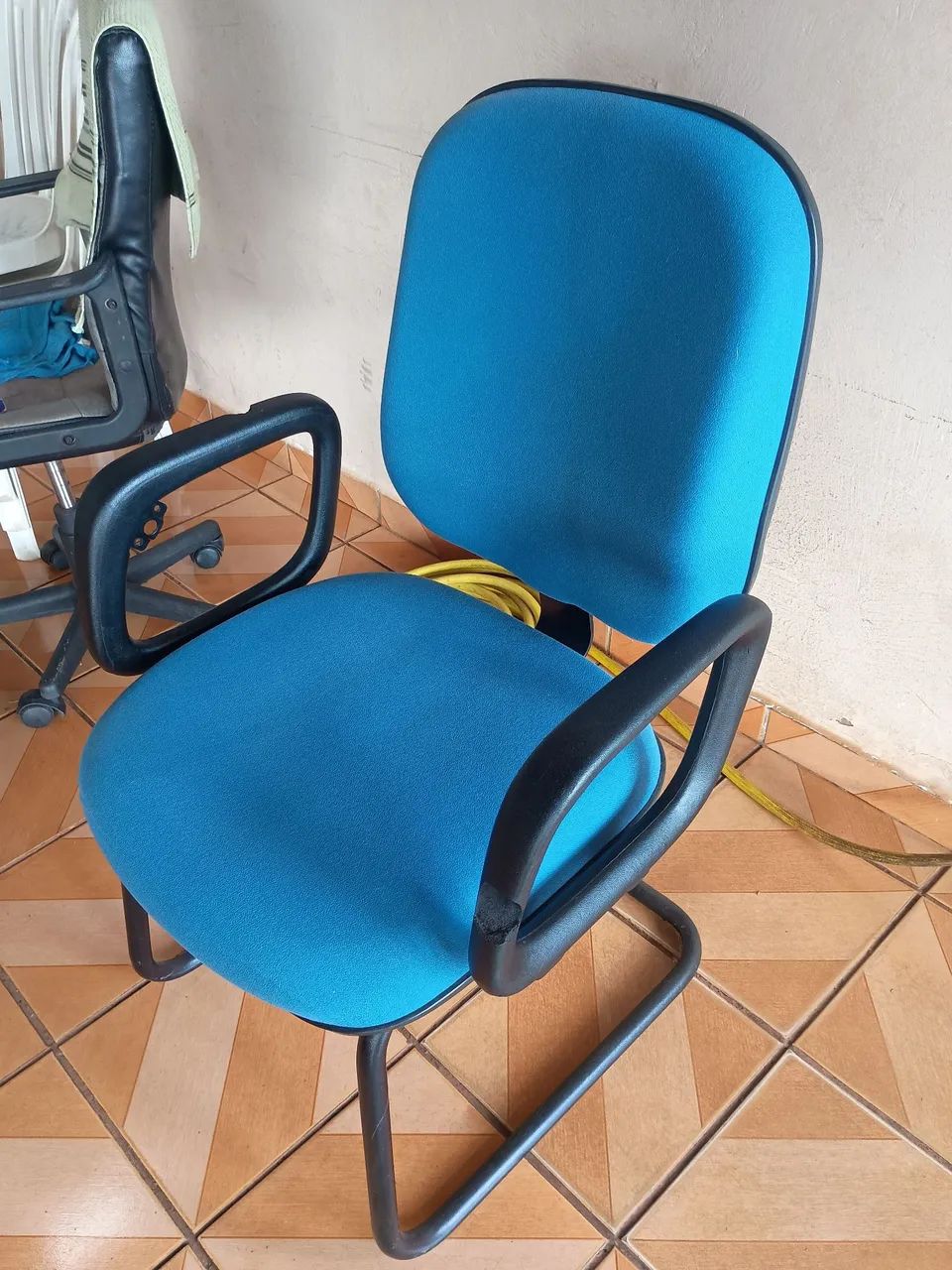 Cadeira de escritório 150 cada uma  - Foto 2