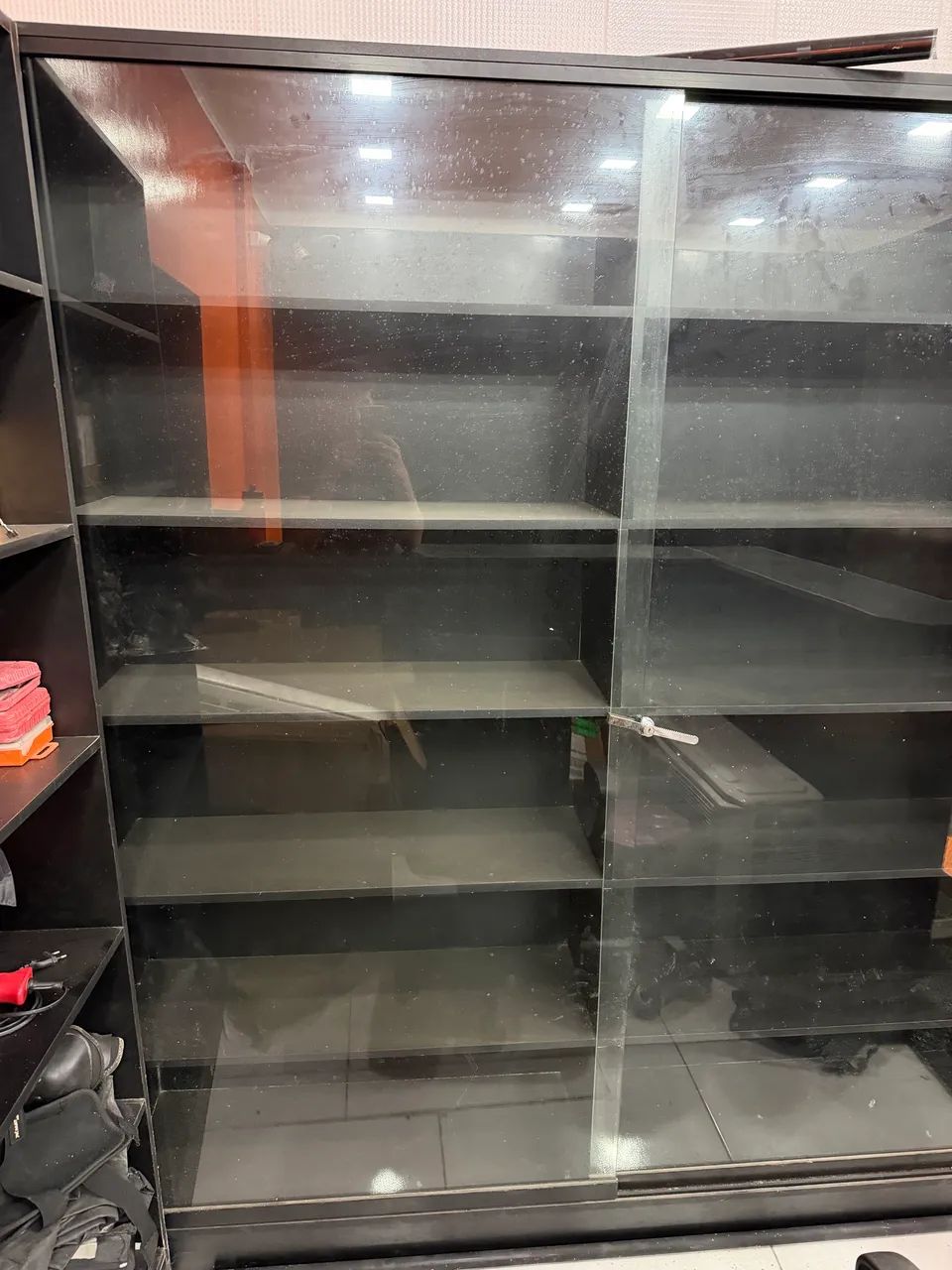 Expositor em MDF com portas de vidro - Foto 2