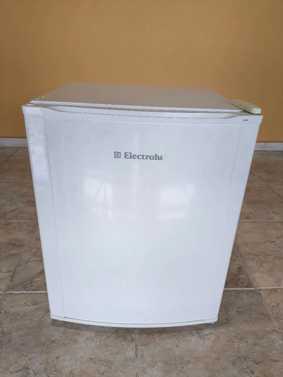 Frigobar RE80 Electrolux