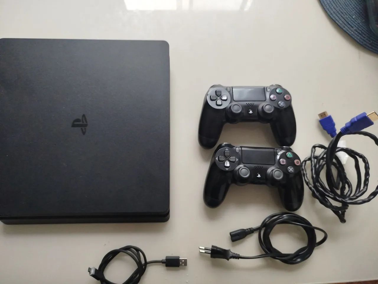 PS4 slim 800GB + 2 Controles originais+ cabos + conta com 50 mais de 50 jogos inclusos