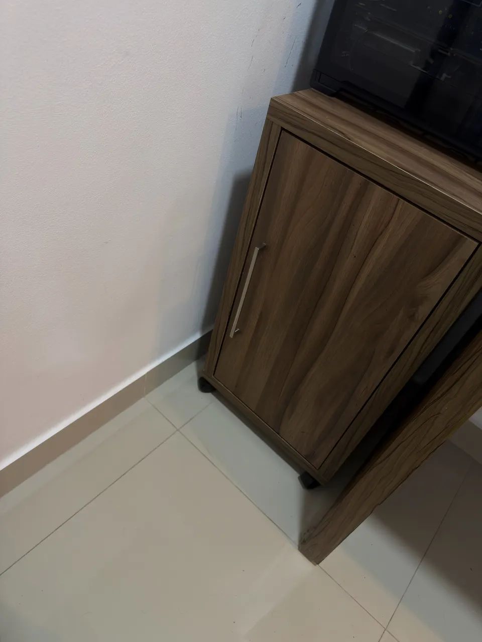 Escrivaninha com armário gaveteiro 