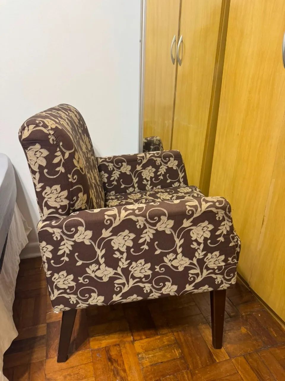 Poltrona Decorativa Estofada Nova - Foto 3