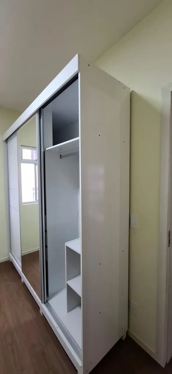 Guarda roupa grande com portas de correr e espelho - Foto 4