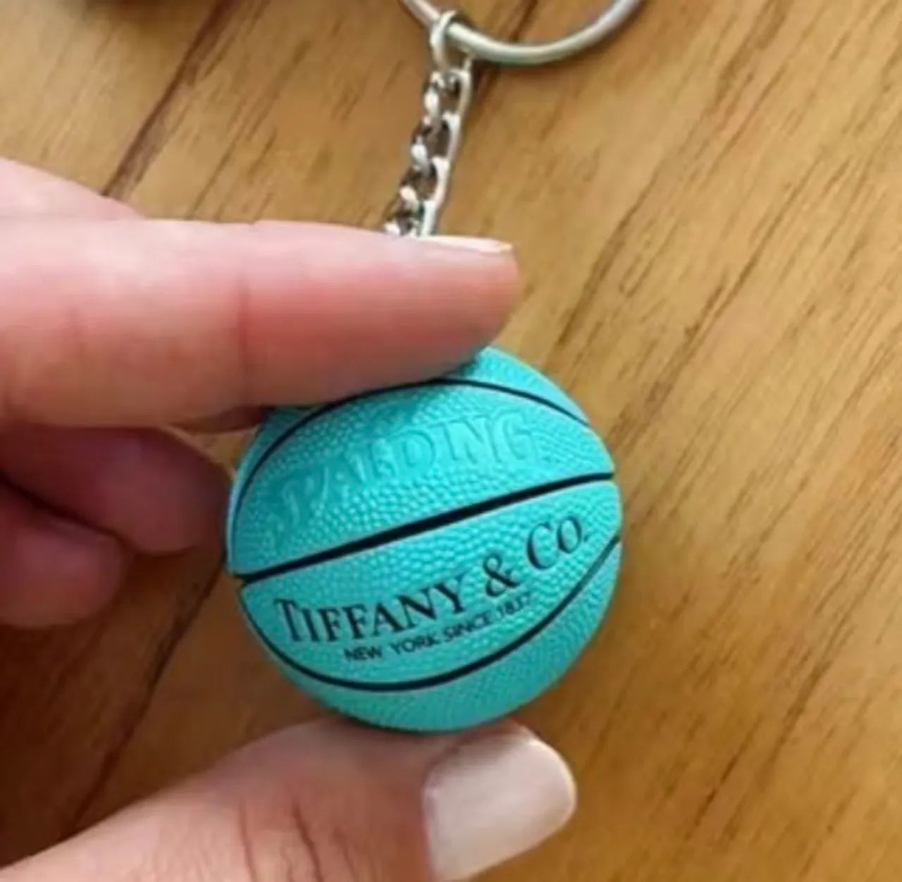 chaveiro tiffany & co - bola de basquete  - Foto 2