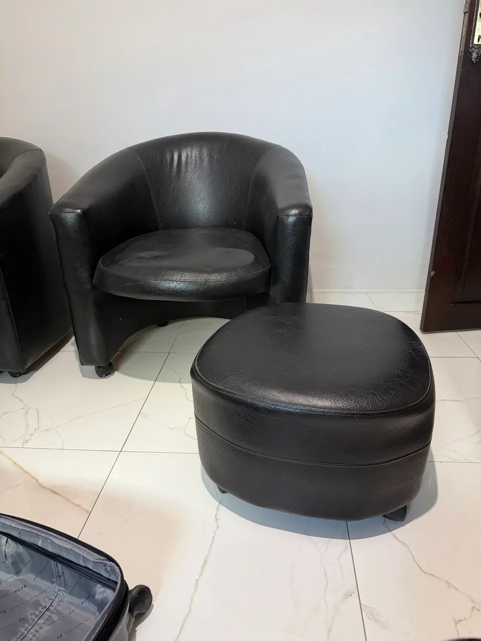 2 Poltronas de Couro + puff removível  - Foto 5