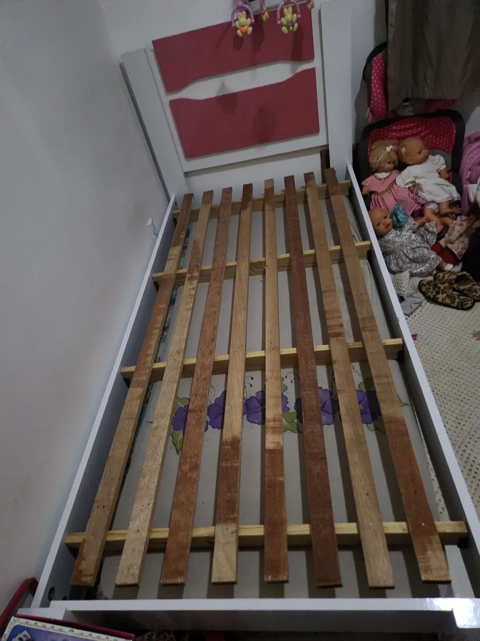 Cama solteiro rosa bem conservada