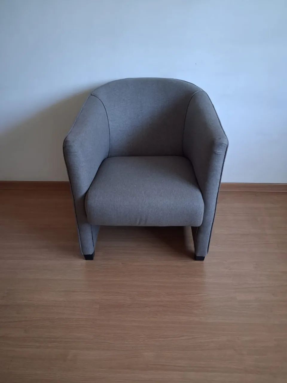Poltrona decorativa fixa, modelo "ferradura" ou concha - Foto 4